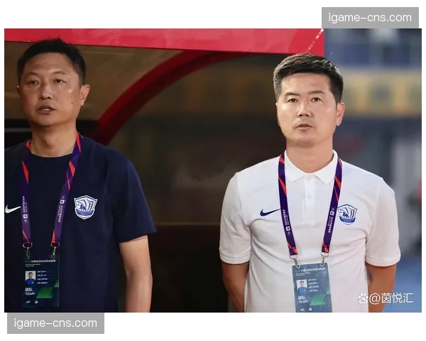 场边镜头：沧州雄狮主帅肇俊哲因争议判罚与第四官员激烈交流